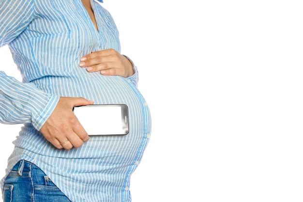 Glückliches schwangeres Mädchen liegt auf weißem Hintergrund
