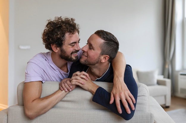 Glückliches schwules Paar, das sich zu Hause auf dem Bett hinlegt und umarmt und flirtet LGBT-schwules Paar liebt Momente Glückskonzept