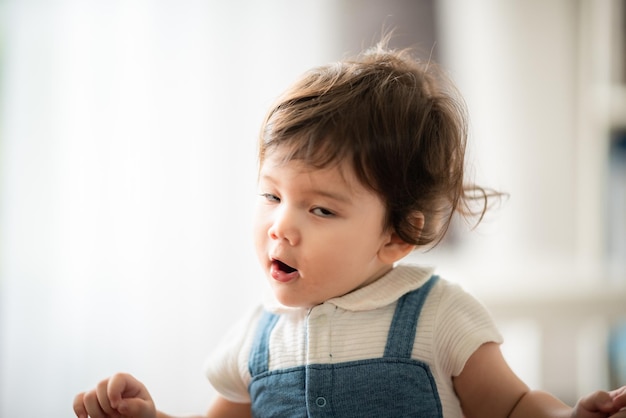 Glückliches Sohn-Kind-Baby, das zu Hause spielt, indem es mit Familienvater und -mutter unterstützt