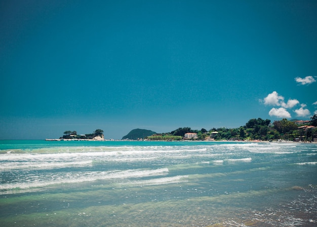 Glückliches Sommertagesreisekonzept blaues Meer und helles Bild des Himmels