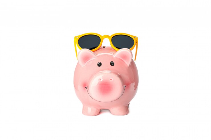 Foto glückliches sparschwein mit sonnenbrille lokalisiert auf weißem hintergrund