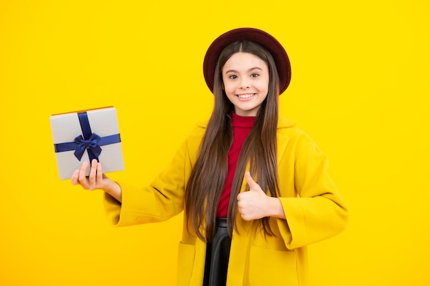 Glückliches Teenager-Porträt Emotionales Teenager-Kind hält Geschenk zum Geburtstag Lustiges Kind, das Geschenkboxen hält, die frohes neues Jahr oder Weihnachten feiern Lächelndes Mädchen