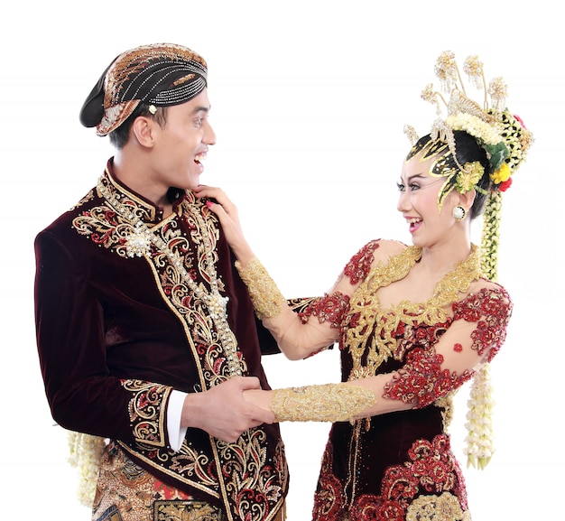 Glückliches traditionelles Java-Hochzeitspaar