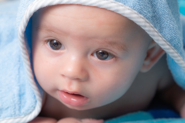 Foto glückliches und glückliches baby spielerisch.