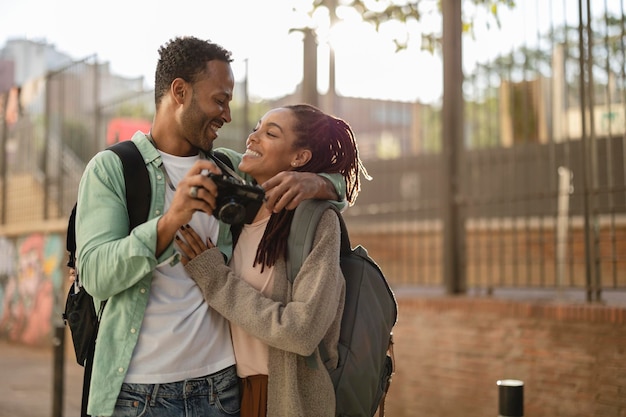 Glückliches verliebtes paar, das den valentinstag 39 feiert, afroamerikaner machen fotos, während sie in der stadt unterwegs sind