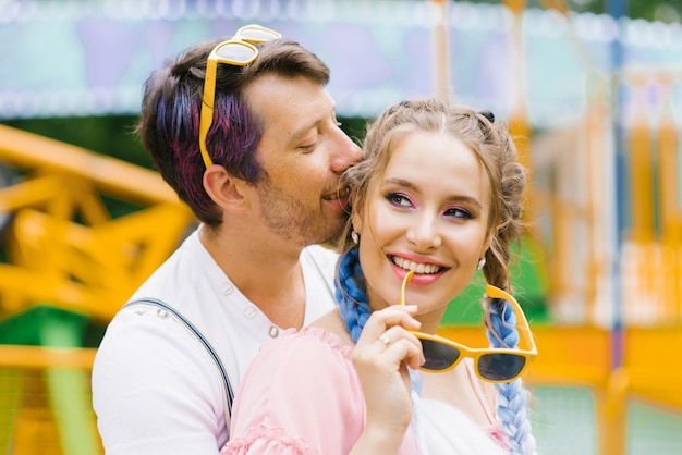 Glückliches verliebtes Paar küsst sich in der Freizeit in einem Vergnügungspark im Freien. Lifestyle-Konzept junger Menschen
