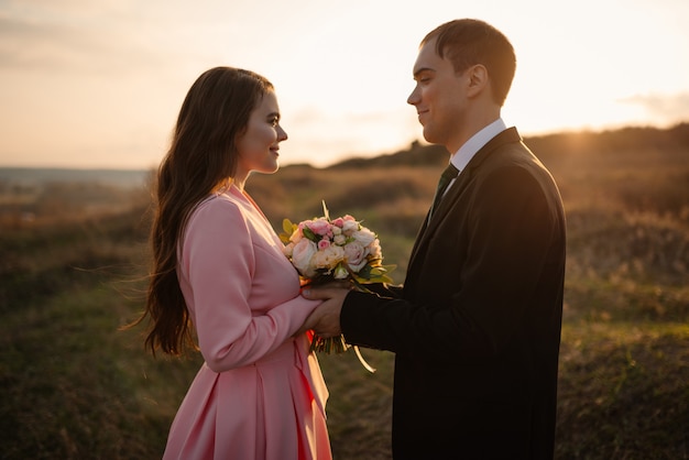 Glückspaar gehen am Hochzeitstag