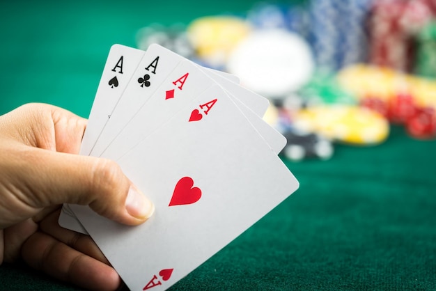 Glücksspiel-Poker-Blackjack-Karten-Hand gezeigt und Würfel-Foto