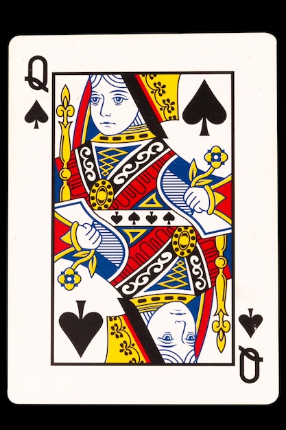 Foto glücksspielkarte q pik-königin isoliert auf weißem hintergrund