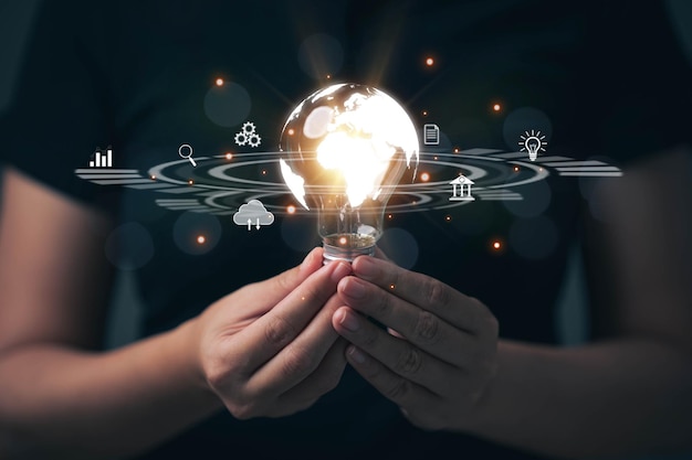 Glühbirne in der Hand mit leuchtendem Licht Ideenkonzept für Internet-Technologie-Innovation