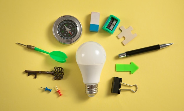 Glühbirne mit einem Geschäftsbedarf Kreative Geschäftsidee