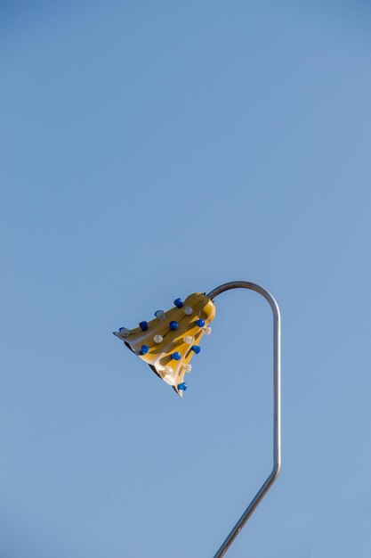 Glühbirnen hängen an einem festen Ort