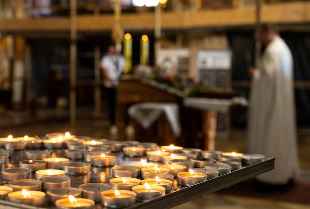 Glühende Kerzen in einer griechisch-katholischen Kirche