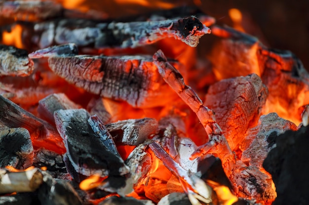 Glühende Kohlen in einem Grillkohlefeuerrauch