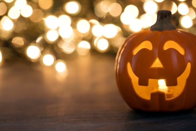 Glühender Halloween-Kürbis gegen helle Lichter