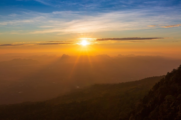 Glühender Sonnenaufgang scheint über Bergkette