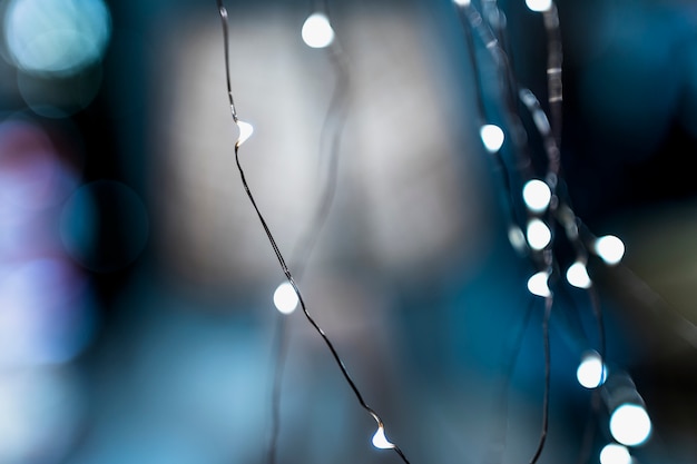 Foto glühendes feenlicht auf defocused oberflächenhintergrund