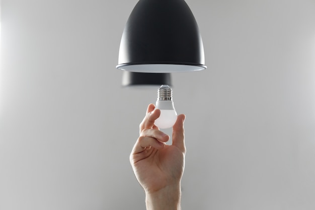 Glühlampe für LED-Lampe in Stehlampe in schwarzer Farbe wechseln.