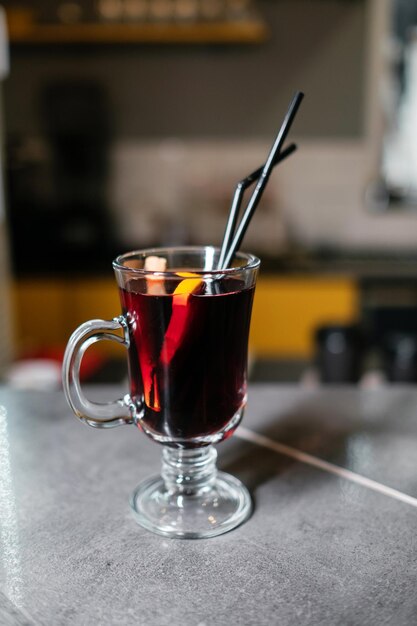 Glühwein auf einem Tisch in einem Café Erwärmungsgetränk