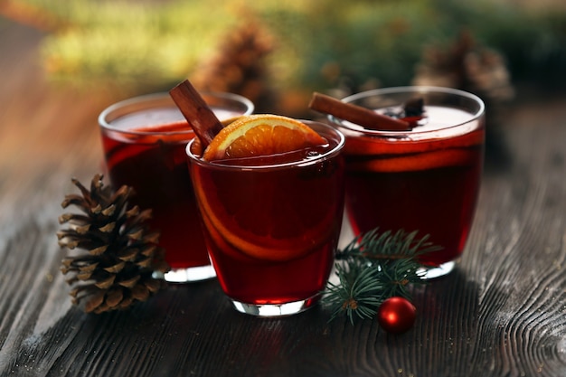 Glühwein auf Holztisch