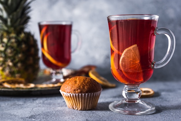 Glühwein ein köstlicher Urlaub mit Gewürzen aus Orangenzimt und Sternanis. Traditionelles heißes Getränk