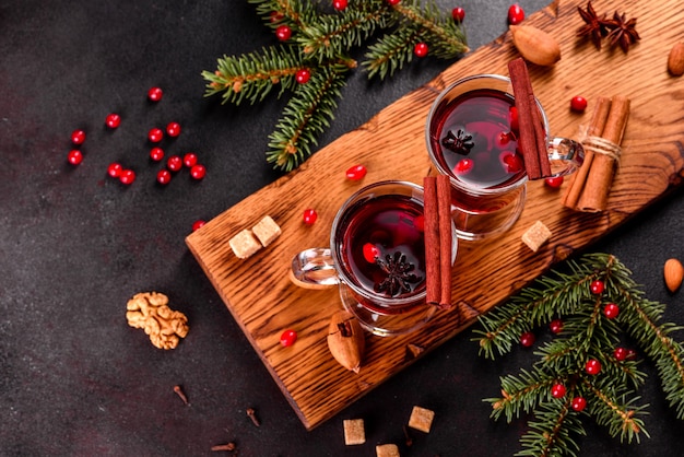 Glühwein für Winter und Weihnachten mit verschiedenen Gewürzen