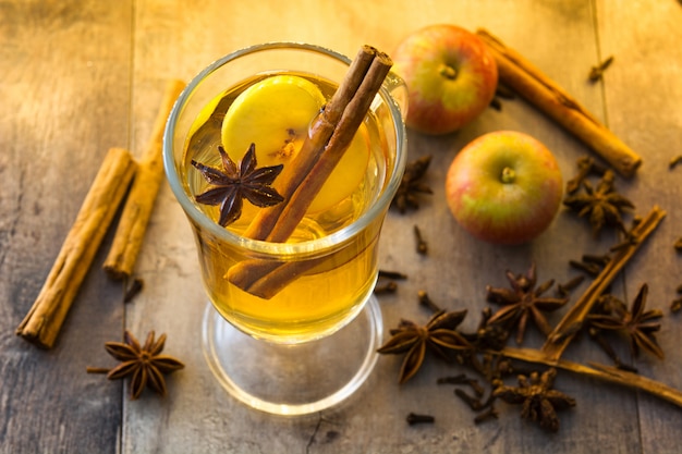 Glühwein im Glas auf Holztisch Weihnachtsgetränk