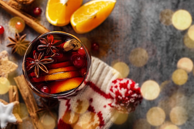 Glühwein im Glas mit Zimt