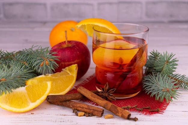 Glühwein im Glas und Weihnachtsschmuck