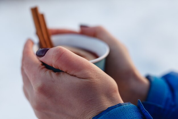 Glühwein in der Hand im Weingut im Freien