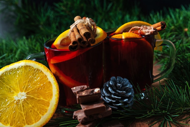 Glühwein mit aromatischen Gewürzen auf Holzuntergrund