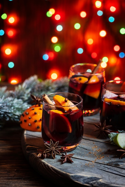 Glühwein mit bunten verschwommenen Lichtern