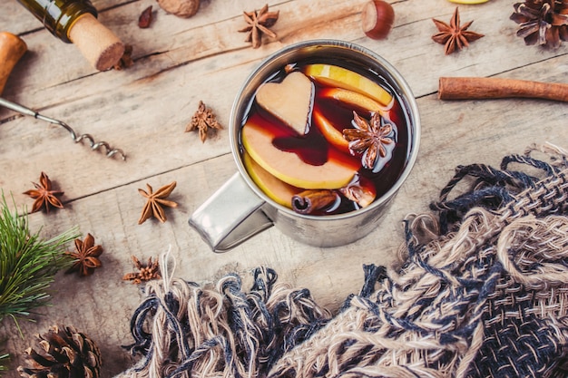 Glühwein. Mit Gewürzen. Selektiver Fokus Weihnachten.