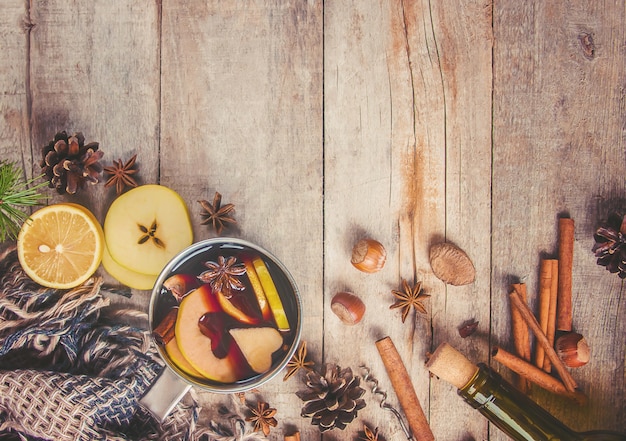 Glühwein. Mit Gewürzen. Selektiver Fokus Weihnachten.