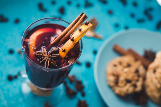 Glühwein mit Gewürzen und Haferkeksen