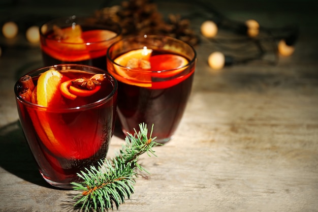 Glühwein mit Gewürzen und Weihnachtsbaum