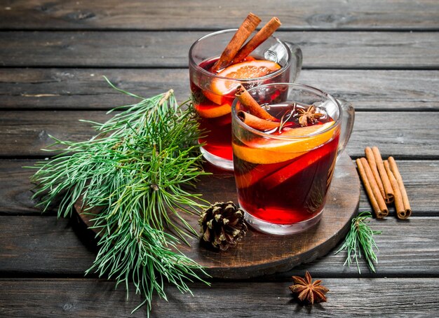 Glühwein mit Gewürzen