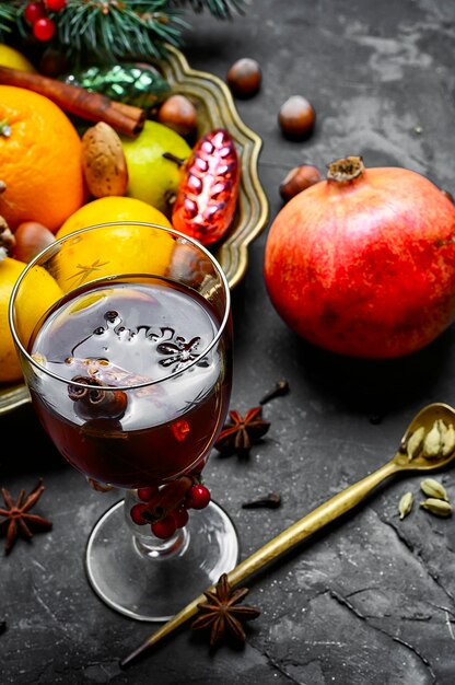 Glühwein mit Gewürzen