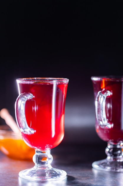 Glühwein mit Orange und Gewürzen in Glasbechern