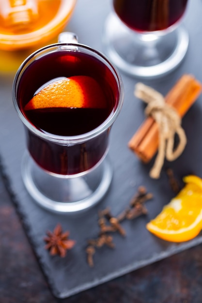 Glühwein mit Orange und Gewürzen in Tassen