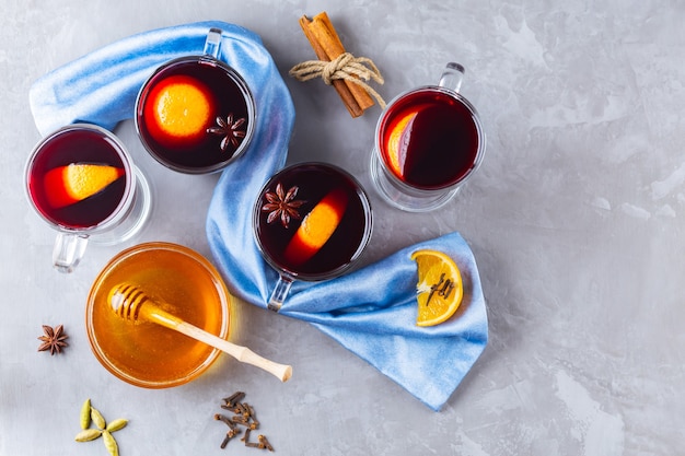 Glühwein mit Orange und Gewürzen in Tassen