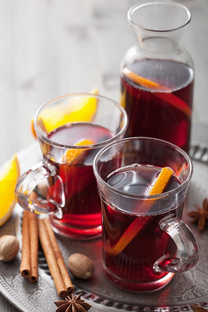 Glühwein mit Orange und Gewürzen