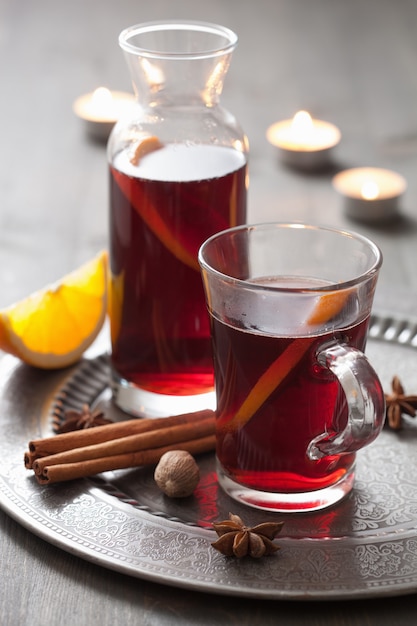 Glühwein mit Orange und Gewürzen