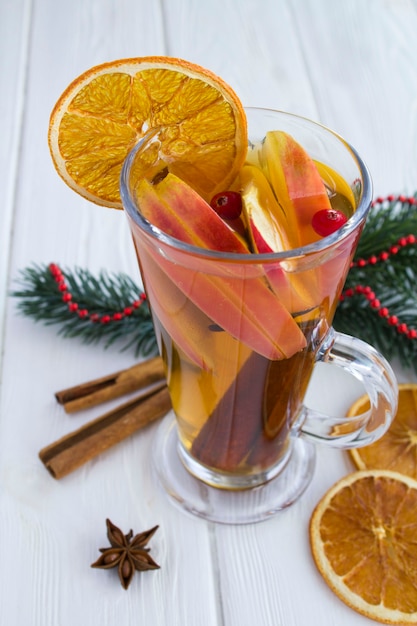 Glühwein mit Äpfeln, Orangen, Preiselbeeren und Gewürzen