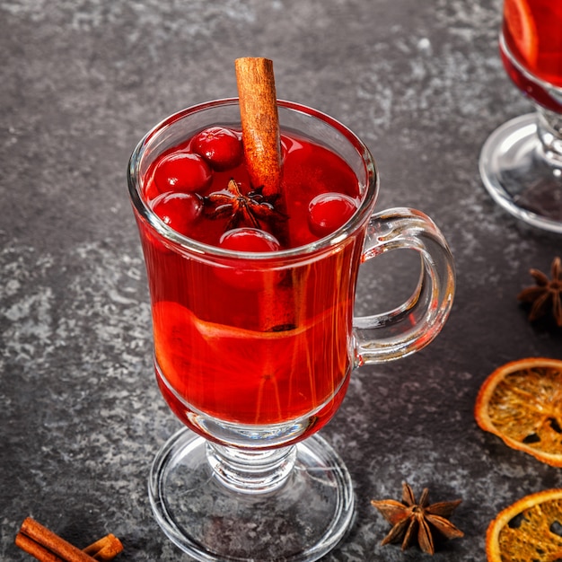 Glühwein mit Zimt, Anis, Preiselbeeren und Orange.