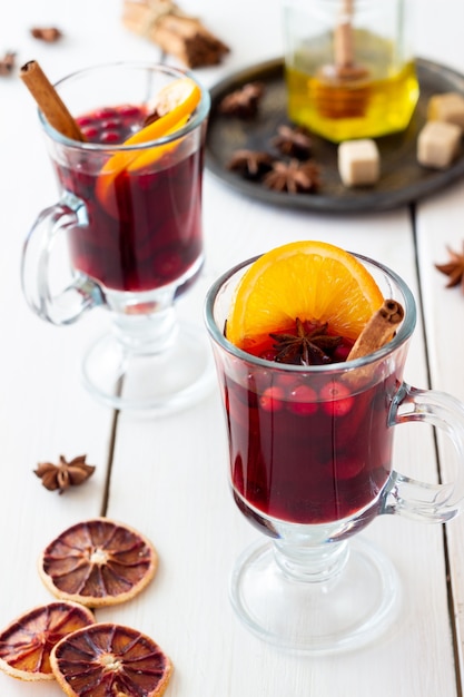 Glühwein mit Zimt, Cranberry und Orange. Heisses Getränk. Winter.