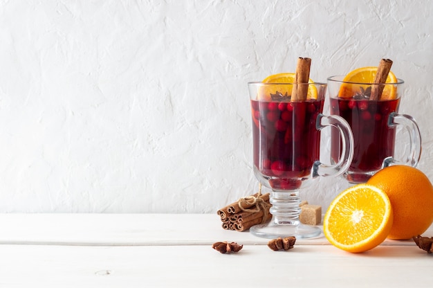 Glühwein mit Zimt, Cranberry und Orange. Heisses Getränk. Winter.