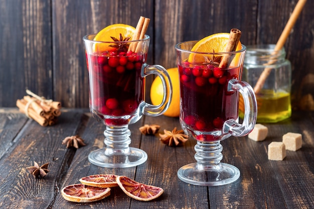 Glühwein mit Zimt, Cranberry und Orange. Heisses Getränk. Winter.