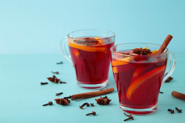 Glühwein mit Zimt- und Anissternen auf blauem Hintergrund. Erntedankfest