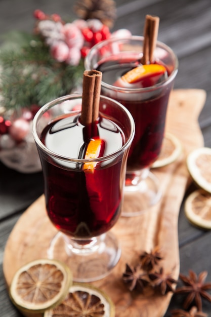 Glühwein mit Zimt und Orange